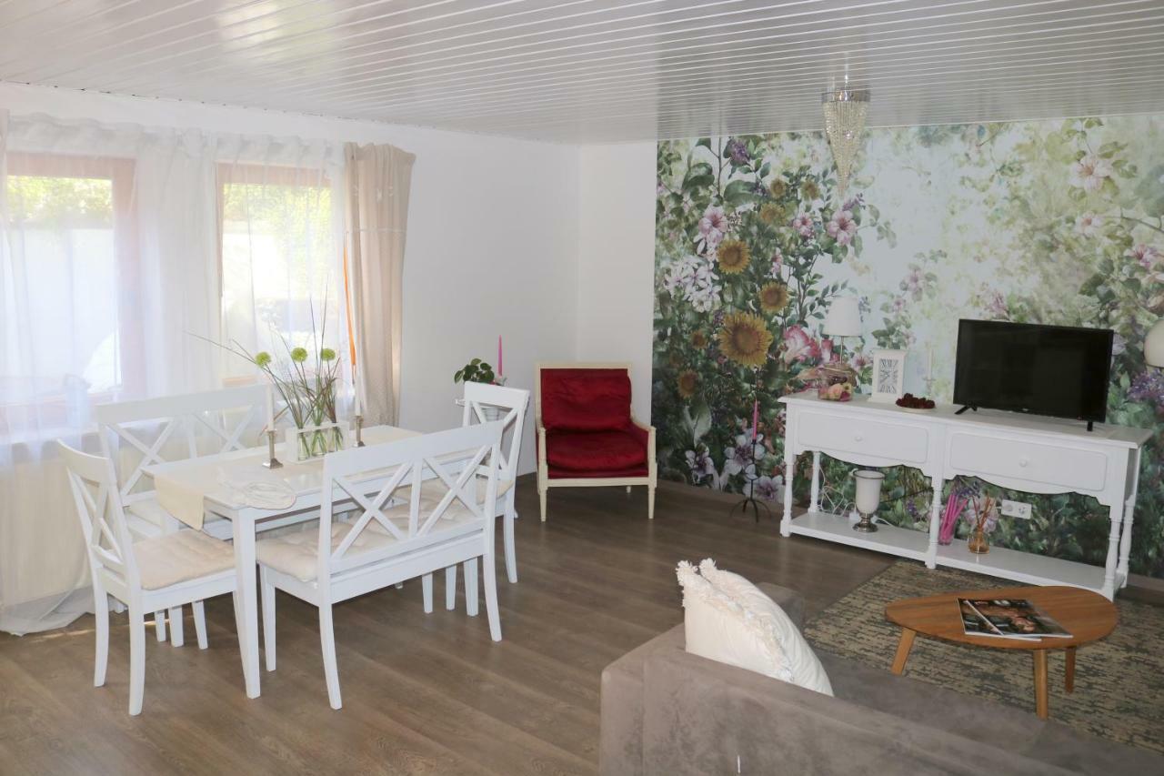 Soutterain - Wohnung Mit Senkgarten Weingarten  エクステリア 写真